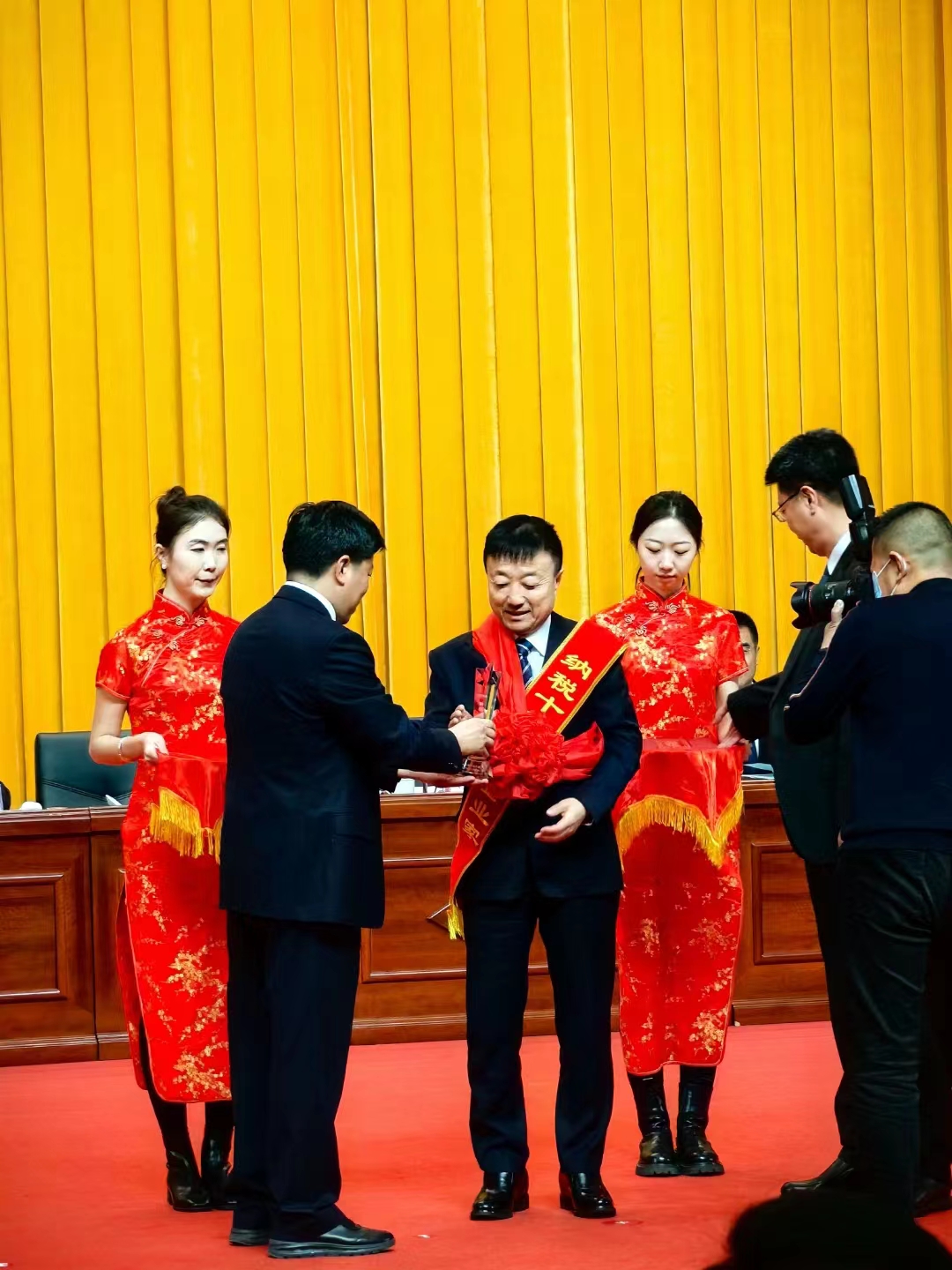 《全市民營經(jīng)濟(jì)大會(huì)》暨2023年度民營企業(yè)納稅十強(qiáng)表彰大會(huì)在葫蘆島市文化宮隆重召開，董事長趙立君先生代表集團(tuán)上臺(tái)領(lǐng)獎(jiǎng)(圖3)